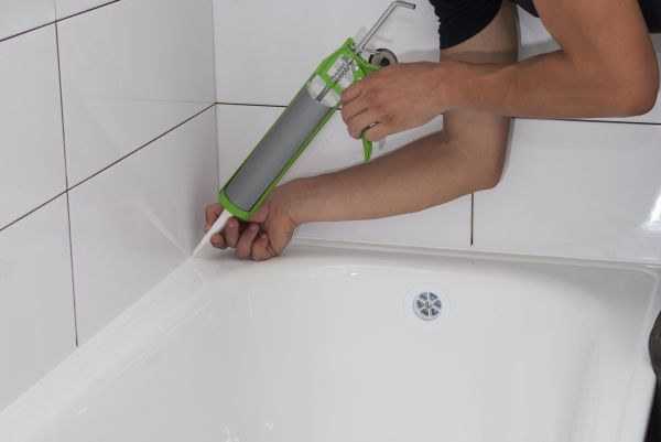 Tub Recaulking in Logan